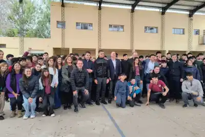 TecnoPresente: 10 netbooks para el IPET de Oncativo y una promesa de 15 millones para otra escuela
