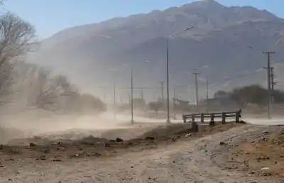 El Zonda arrasó Tafí del Valle: techos volados, incendios y ráfagas de hasta 90 km/h