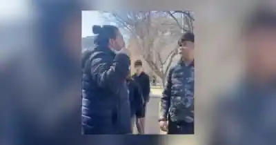La furia de un padre en la puerta de una escuela: insultos, empujones y amenazas de muerte a un alumno