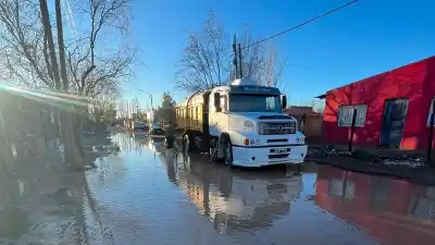 Lluvias en Plottier: el operativo para desagotar los barrios y la bronca de los vecinos que llevan un mes aislados