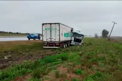 El viento lo sorprendió en la Ruta 14: camionero perdió el control y terminó fuera de la calzada