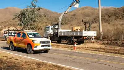 Incendio en la Ruta 4: avanzan las tareas para recuperar el 100% de la energía en El Rodeo y Las Juntas
