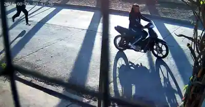 Le arrebataron el bolso en plena parada del 4B y los vecinos estallaron
