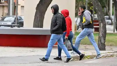 El viento da paso al frío en Santiago: cuánto bajará la temperatura y qué dice el pronóstico