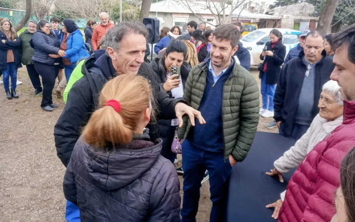 El ministro de Infraestructura bonaerense, Gabriel Katopodis, encabeza este martes junto a intendentes una marcha al Ministerio de Economía por el freno de la obra pública.