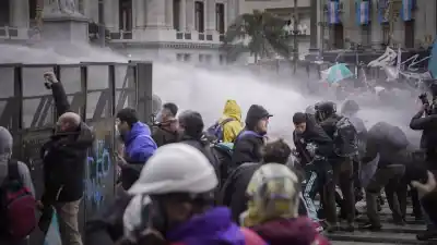Estalló la tensión en el Congreso: piedras, baldosas rotas y un detenido en la marcha contra la Ley de Propiedad Privada