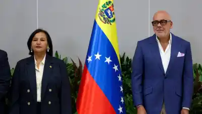 El chavismo y un sector de la oposición se sientan a dialogar: qué se juegan en la mesa