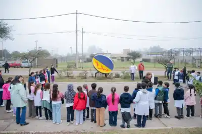 El pueblo que se enamoró de una escultura hecha por chicos de cuarto grado