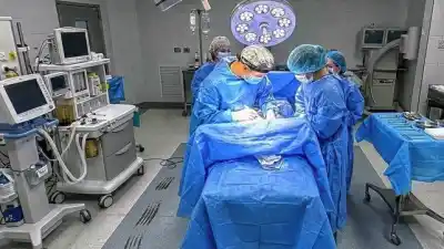 El Hospital Urquiza suma un hito médico: primera cirugía de reconstrucción torácica con implantes