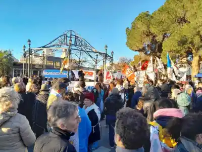 Protesta en Santa Rosa contra la ley de Milei: la movilización que no se detuvo ni con el recorte