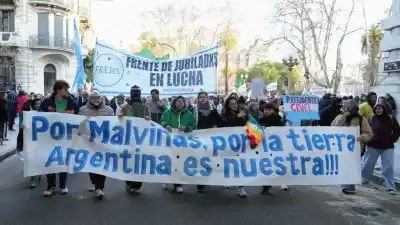Ni el frío los frenó: Rosario salió a la calle contra la venta de tierras a extranjeros