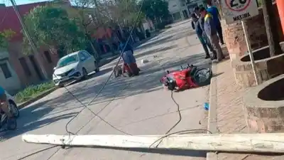 El viento jugó una mala pasada: chocaron contra un poste caído en Quimilí y terminaron en el hospital