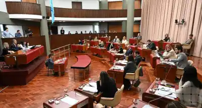 Sesión clave en la Legislatura: aprobaron el canje de deuda y lanzaron un duro mensaje al Congreso por la Ley de Tierras