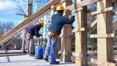 Albañiles en agosto 2026: cuánto cobran por día y por hora según la zona