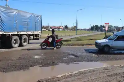 El drama de manejar por la Ruta 22: baches, agua y una solución que no llega