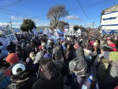 Marcha en Bariloche: la defensa del territorio que no se detiene pese al recorte del oficialismo