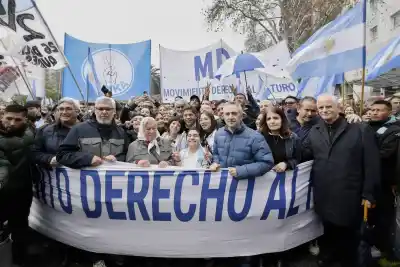 Kicillof en la marcha contra la ley de propiedad privada: "A Milei se le cayó la careta de outsider"