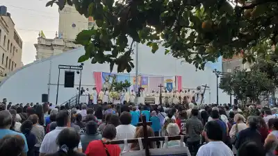Miles de fieles colmaron las calles de San Salvador en honor al Santísimo Salvador