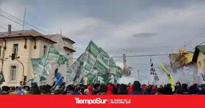Multitudinaria marcha en Río Gallegos contra la Ley de Tierras: qué dijeron los organizadores