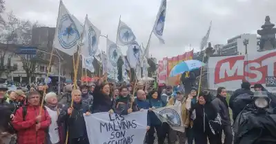 Ex combatientes de La Plata desafiaron la lluvia en el Congreso: “No permitiremos que se extranjerice la tierra”