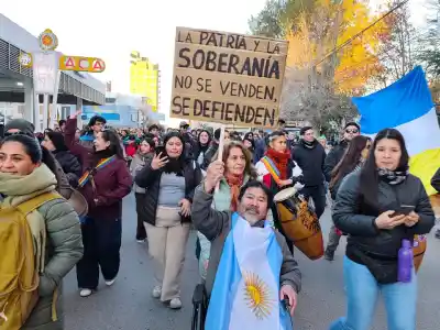 Multitudinaria protesta en Comodoro y Trelew contra la ley que modifica la propiedad privada