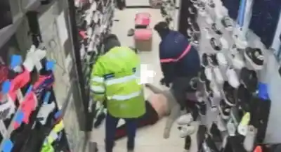 Atacaron a golpes a una embarazada de 8 meses para robarle su local: la secuencia quedó filmada