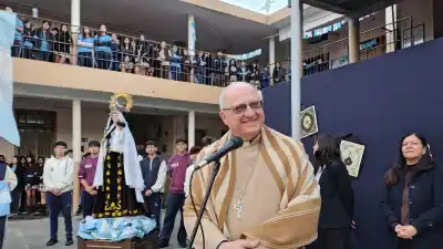 El obispo Urbanc sorprendió a alumnos y gendarmes en una jornada que nadie esperaba