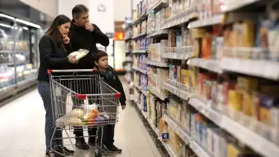 Adiós al asado: cómo la crisis obliga a las familias a cambiar sus platos y caer en el pago mínimo