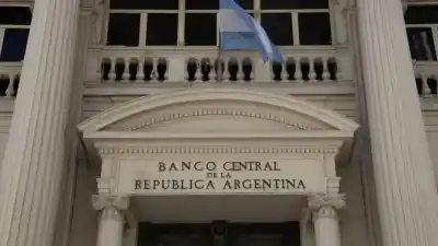 El BCRA confirma que dejará caer el peso y mira a Perú: ¿qué pasará con la economía?
