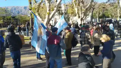 El grito unido de Merlo: tierra, agua, jubilados y discapacidad coparon la plaza Sobremonte