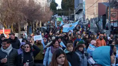 Fito Páez se sumó al grito popular: la multitud que desafió el frío en Bariloche