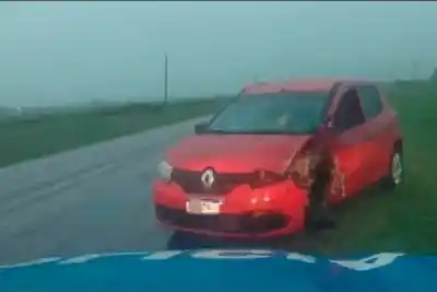 Un auto y un camión chocaron en la Ruta 12 y el conductor del vehículo menor terminó hospitalizado