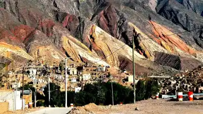 El pueblo jujeño escondido entre cerros de colores que pocos conocen