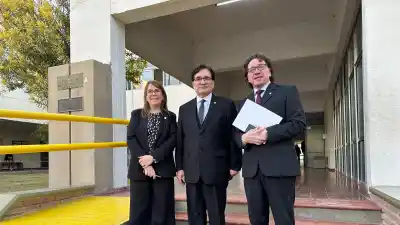 El emotivo homenaje que marcó la clase magistral de Olivares Yapur en la UCCuyo