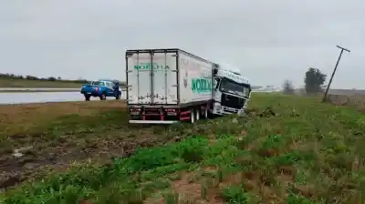 El viento lo sorprendió en plena Ruta 14: el camionero terminó fuera de la calzada