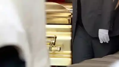 El último adiós a “El Mencho”: un funeral blindado, flores anónimas y una tumba al ras de la tierra