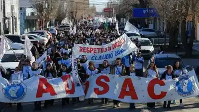 El bono de Vidal que divide a los docentes: ADOSAC denuncia 'extorsión' y convoca a asambleas