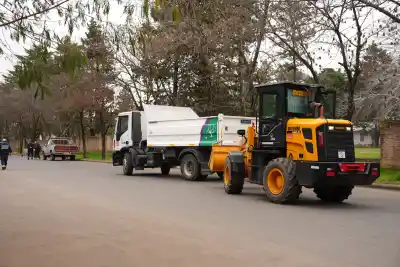 Más de 30 operarios en acción: así fue el megaoperativo de limpieza que transformó dos barrios de General Pico
