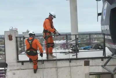 Incendio en un edificio: el dramático rescate de 13 personas desde un octavo piso