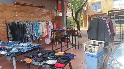 Prendas casi nuevas a precios bajos: la feria que promete revolucionar tu placard