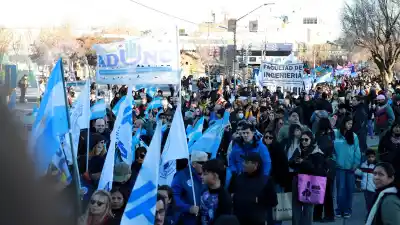 Masiva marcha en Neuquén contra la Ley de Tierras: ¿qué pasó en el Senado?
