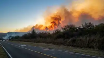 El Rodeo: entre ráfagas devastadoras y un incendio, la villa quedó al borde del caos