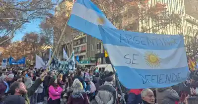 Masiva protesta en el centro de Mendoza contra la Ley de Propiedad Privada: ¿qué pasó?
