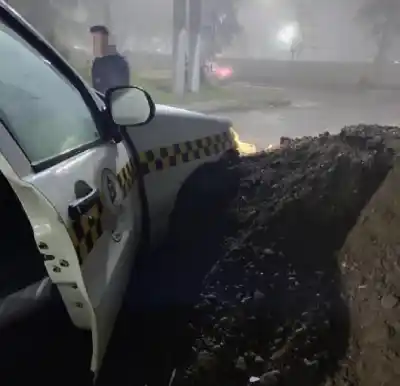 Niebla y una obra abandonada: el taxi que chocó de lleno y dejó tres heridos