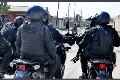 Le robaron la mochila con $1 millón y la derribaron de un golpe en plena calle