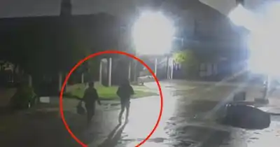 La lluvia no los frenó: robaron un comercio en Barrio Aeropuerto y escaparon con un botín millonario