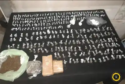 Allanamiento en un kiosco de Miguel David: cuatro detenidos y un arsenal de drogas