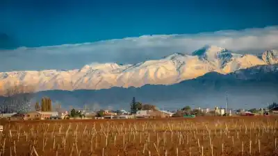 El clima en Mendoza: sube la temperatura pero la nieve no abandona la cordillera
