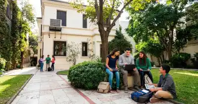 Adiós a las aulas tradicionales: la secundaria que revoluciona Rosario ya tiene fecha y cupos limitados