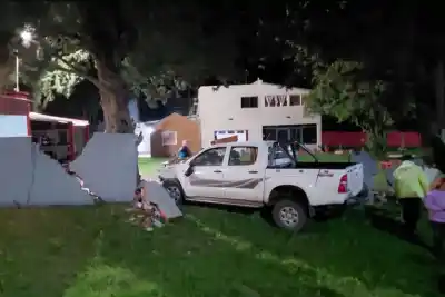 Impactante accidente en el acceso a Diamante: una camioneta terminó contra un tapial y hay un herido grave